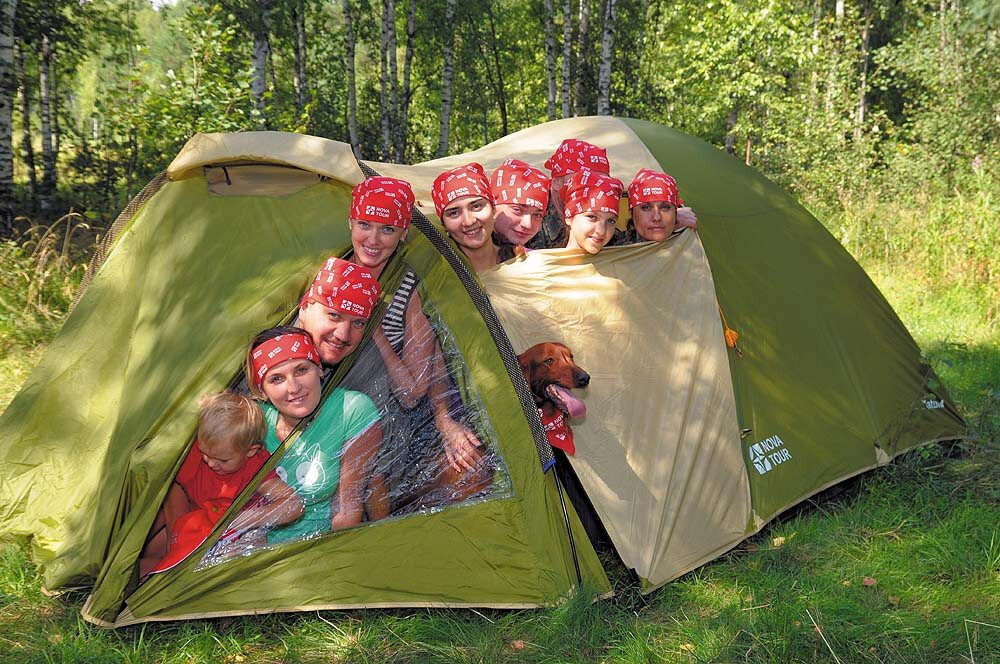 семья в палатке